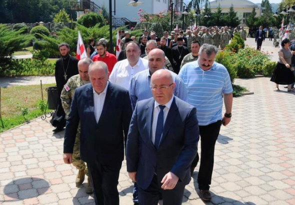 ზესტაფონში, ჯარისკაცის დაკრძალვაზე თავდაცვის მინისტრი და გენერალური შტაბის უფროსი მივიდა 