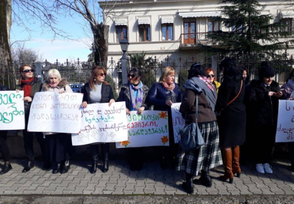 ქუთაისში სოციალური მუშაკები გაიფიცნენ (ფოტო)