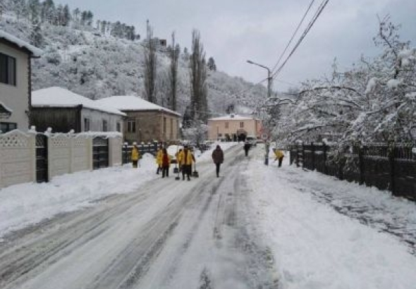 ჭიათურაში დიდთოვლობამ საჯარო სკოლა და ადგილობრივები ელექტროენერგიის გარეშე დატოვა