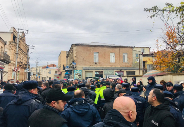 "ოცნების" აქტივისტები "ნაციონალების" ოფისში შეჭრას ცდილობენ