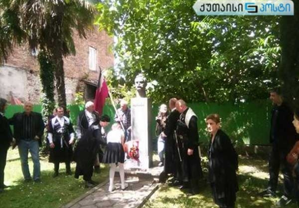ქუთაისში მერაბ კოსტავას ძეგლი გვირგვინით შეამკეს