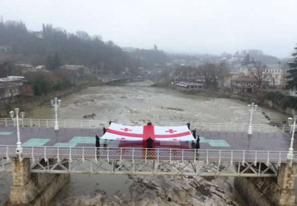 თეთრ ხიდზე საქართველოს დროშა გაშალეს