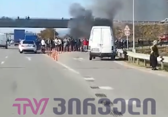 ავტობანზე ავტომანქანას ცეცხლი გაუჩნდა, დაშავებულია ოთხი ადამიანი (ვიდეო)