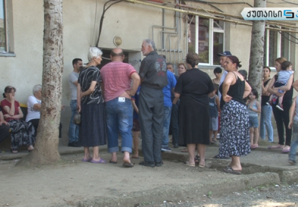 "ფანჯარა ვერ გამიღია ქვეწარმავლების შიშით" - ზესტაფონში დევნილები დახმარებას ითხოვენ