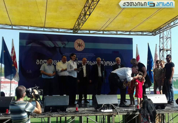429 დევნილ ოჯახს ქუთაისში ბინის გასაღები გადასცეს