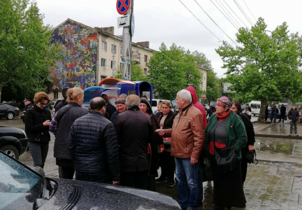 ქუთაისში, ჭავჭავაძის გამზირზე, სადაც დახლები აიღეს გარემოვაჭრეები აქციას მართავენ
