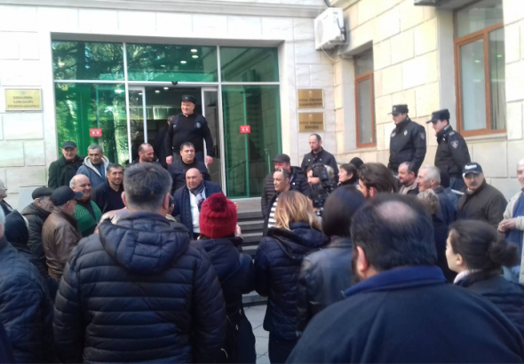 აქცია იმერეთის გუბერნიასთან - შენობის შესასვლელი პიკეტირებულია