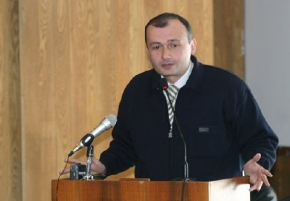 "დაცვას მიხედეთ, დაცვას",- ქუთაისის მერიის საბინაო სამსახურის უფროსი ოპოზიციას