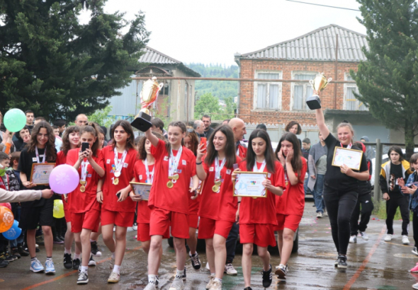 ზესტაფონის სკოლის გუნდი, ხელბურთში,  ქვეყნის მასშტაბით, სასკოლო სპორტული ოლიმპიადის გამარჯვებული გახდა