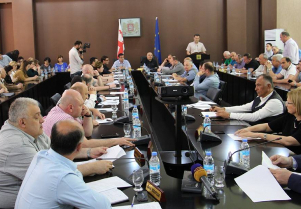 "ყველა ქუჩაზე სამუშაოები გაჭიანურებულია" -ქუთაისის საკრებულოს ოპოზიცია