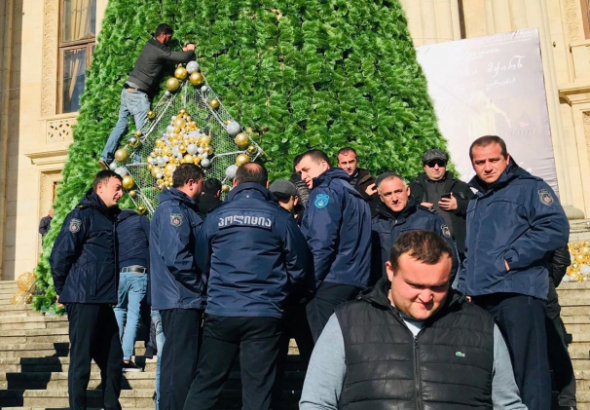 "გაბედეს" აქტივისტებს ნაძვის ხეზე "ოცნების" ლიდერების სურათები არ დააკიდებინეს