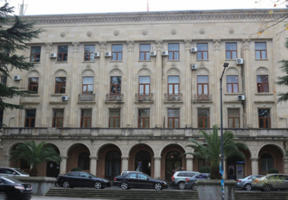 ქუთაისის მერია ქალაქის ცენტრში სასტუმროს მშენებლობაზე განმარტებას აკეთებს