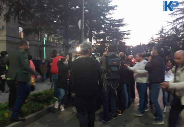 ქუთაისის მერიის წინ მომხდარი დაპირისპირების დროს 6 ადამიანია დაკავებული