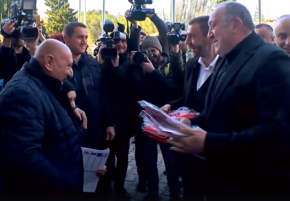 "ახლა შენ დაკიდე" - პრეზიდენტი წულაიას (ვიდეო)