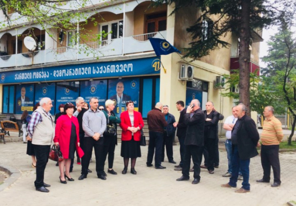 ზესტაფონში "ოცნების" მხარდამჭერები მერიას დევნაში ადანაშაულებენ 