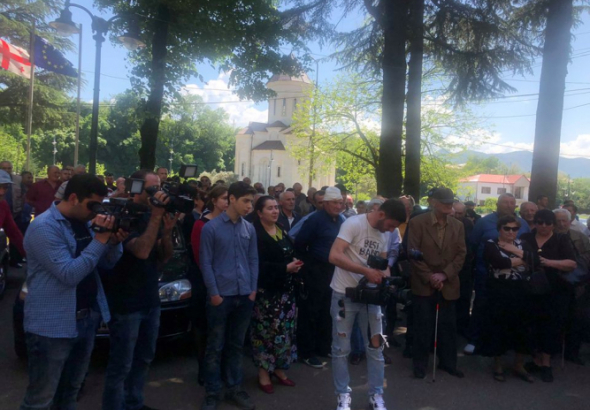 ზესტაფონში მერის გადადგომას ითხოვენ