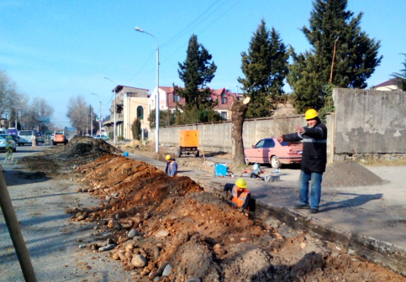 ქუთაისში გუგუნავას ქუჩაზე წყლის სისტემის რეაბილიტაციის მიზნით გზა გაჭრეს 