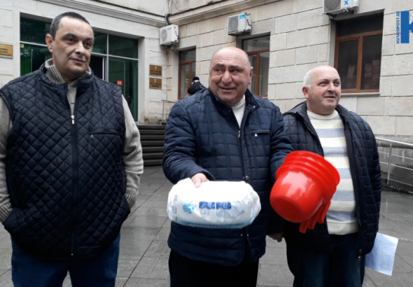 გოგი წულაიამ მერიის წინ ღამის ქოთნები მიიტანა (ვიდეო)