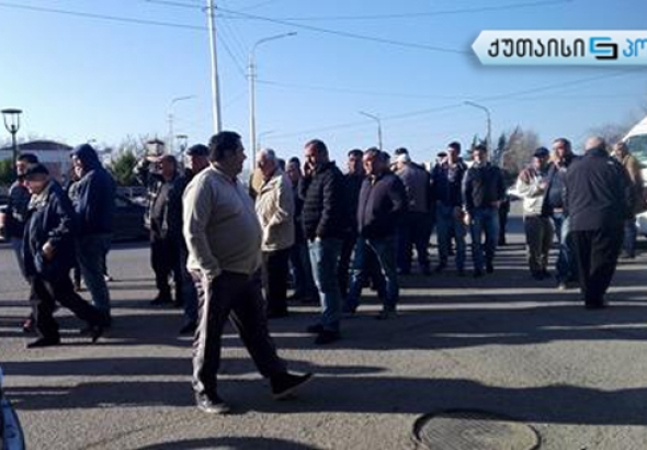 "ვითხოვთ მხოლოდ ათ თეთრს" -  ქუთაისში გაფიცული მძღოლების  მოთხოვნები 