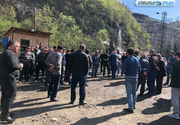 ჭიათურაში გზის საფარის მოწესრიგების მოთხოვნით აქცია გაიმართა