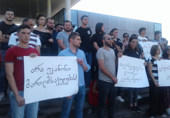 ქუთაისში სარაგბო კლუბ "აიას " მოთამაშის დაკავებას აპროტესტებენ