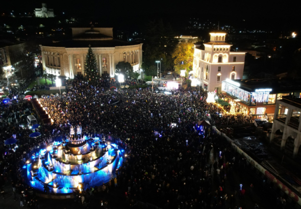"მისი პასუხი არის გინება" - ქუთაისის მერს სიტყვიერი და ფიზიკური შეურაცხყოფის მიყენებაში ადანაშაულებენ