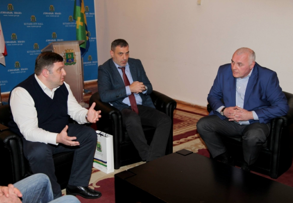 ქუთაისის მერმა დამსახურებულ წყალბურთელს 1000 ლარი გადასცა