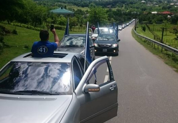 ავტომობილების კოლონა 'ქართული ოცნების" დროშებით ქუთაისი-წყალტუბოს გზაზე