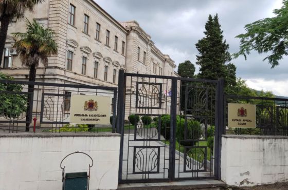 ევაკუაცია ქუთაისის სასამართლოებში - ადგილზე პოლიცია და ექსპერტები მუშაობენ