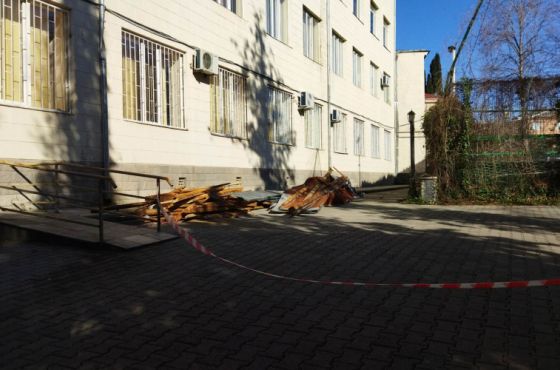 წერეთლის უნივერსიტეტის კორპუსებს ქარმა სახურავი გადახადა