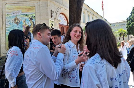 ქუთაისის სკოლებში მე-12 კლასელებისთვის ბოლო ზარი დაირეკა