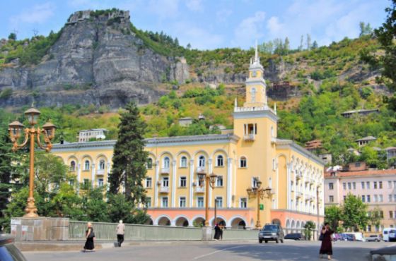 ჭიათურის მერიას ტენდერების გამოცხადებისას მიკერძოებულობაში ადანაშაულებენ