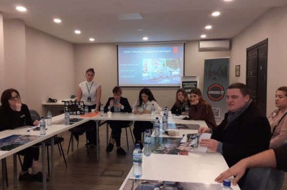 დაუსუფთავებელი ქუჩები და გადავსებეული სანაგვე ურნები - დისკუსია ქუთაისში