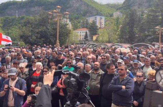 "გაიგეთ ის გულისტიკივლი რაც ჩვენ გვაწუხებს" - ჭიათურაში საპროტესტო აქცია მიმდინარეობს 