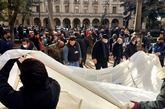 ქუთაისის მერიის წინ  კარავი გაშალეს