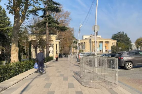 ქუთაისში საახალწლო დეკორაციებით ქუჩების მორთვა დაიწყო