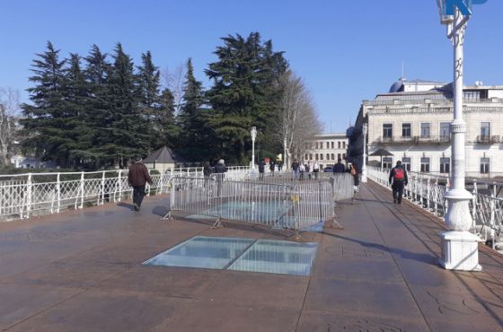 დაუსრულებელი რეკონსტრუქცია და სასამართლო დავა თეთრ ხიდზე 