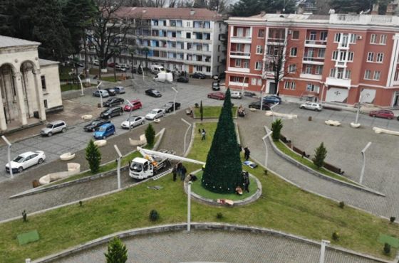 მერიამ ზესტაფონში ნაძვის ხის საზეიმოდ  გასანათებლად  "ღამის შოუს ბენდი" მიიწვია 