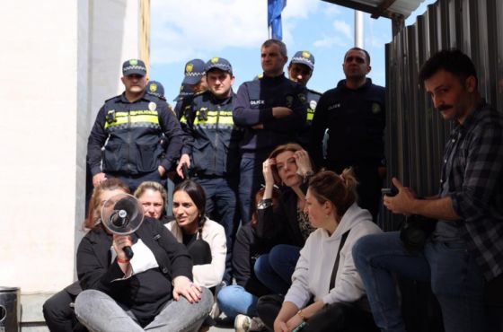 აქონდროპლაზიის მქონე ბავშვთა მშობლები პროტესტს 24 საათიან რეჟიმში გააგრძელებენ