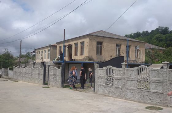 ქუთაისში, საკეისრო კვეთის შემდეგ გარდაცვლილი ქალის ოჯახის წევრები ექიმების დასჯას ითხოვენ 