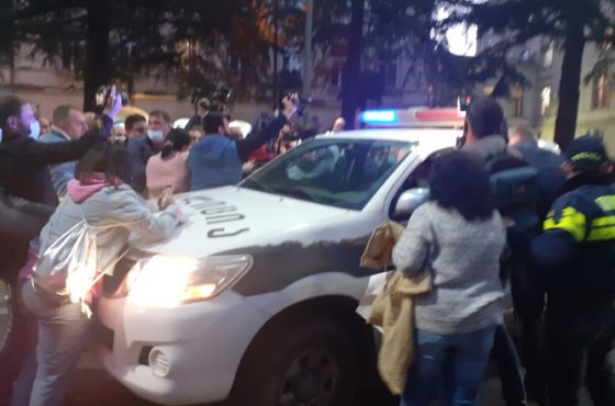 ქუთაისის  მერიასთან პოლიციამ საპროტესტო აქციის სამი მონაწილე დააკავა