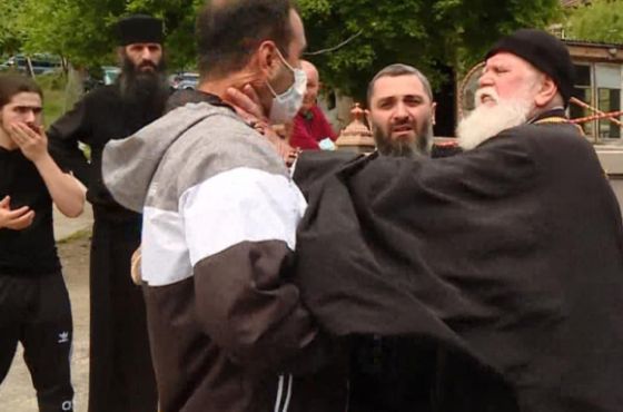 ვანისა და ბაღდათის მიტროპოლიტმა ჟურნალისტს სიტყვიერი და ფიზიკური შეურაცხყოფა მიაყენა