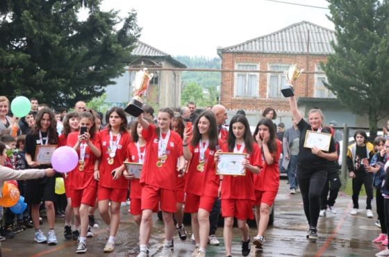 ზესტაფონის სკოლის გუნდი, ხელბურთში,  ქვეყნის მასშტაბით, სასკოლო სპორტული ოლიმპიადის გამარჯვებული გახდა