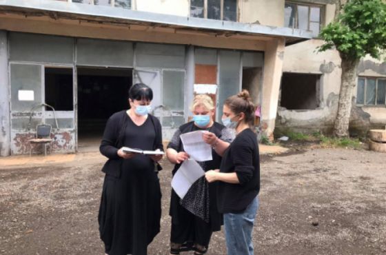 ქუთაისის მერია დევნილებს  შენობის დატოვებას აიძულებს (ვიდეო)