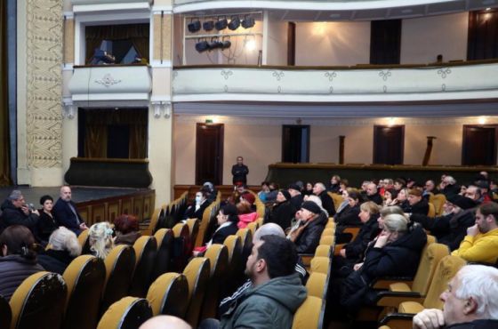 კულტურის მინისტრი მესხიშვილის თეატრის დასს ხელფასების ზრდას შეპირდა