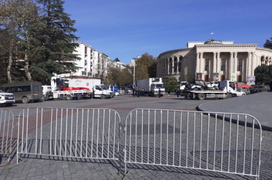 კამპანია  "ემეგობრე პოლიციას"  გამო ქუთაისში ცენტრალური მოედანი გადაკეტილია 