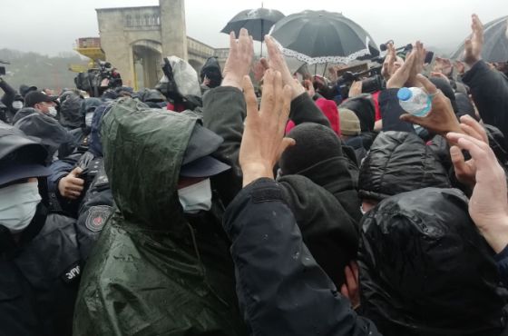 ხმაური და დაპირისპირება "ენკას" ოფისთან 