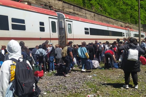 მარელისში გაჩერებული მატარებლის მგზავრებმა გადაადგილება ხუთსაათიანი ლოდინის შემდეგ შეძლეს