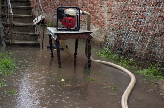 ქუთაისში სტიქიის  შედეგად დატბორილ ქუჩებზე ამოტუმბვითი სამუშაოები მიმდინარეობს