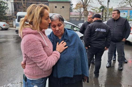 "გვითხრან, რა ბედი გველის" - სასტუმრო "თბილისში" მცხოვრებმა დევნილებმა გზის გადაკეტვა სცადეს